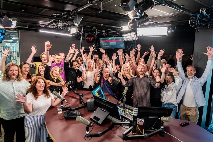 Studion är klar, mixerbordet varmt och stämningen på topp: här är laget som ska göra Radio Aftonbladet till Sveriges första kommersiella nyhetsradio. Foto: Carolina Byrmo / Aftonbladet