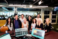 Några av rösterna som kommer att leda Radio Aftonbladets lyssnare genom nyhetsdagen: (från vänster) programledarna Martina Thun, Robert Aschberg, Henrik Johnsson, Linda Hjerten, Alex Letic och Jenny Ågren, nyhetsinsittare Fredrik Hilmered, programledare Maria Bjaring och nyhetsinsittare Olivia Elander. Foto: Carolina Byrmo / Aftonbladet