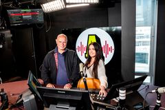 Robert Aschberg och Martina Thun, programledare, Radio Aftonbladet. Foto: Carolina Byrmo / Aftonbladet