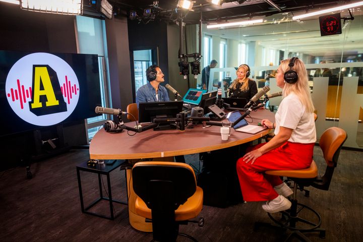 En sekund till en historisk premiär. Alex Letic och Linda Hjertén i studion tillsammans med nyhetsuppläsaren Olivia Elander. Här drar de igång Radio Aftonbladets första direktsändning. Foto: Björn Lindahl / Aftonbladet