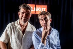 Patrik Ekvall gör valakuten med Torbjörn Nilsson. Foto: Magnus Hjalmarson Neideman / SvD