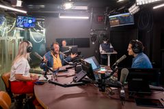 Radio Aftonbladet i praktiken. Linda Hjertén och Alex Letic med utrikesreportern Johan-Mathias Sommarström i studion – programledare och Aftonbladets journalistik sida vid sida i direktsändning. Foto: Björn Lindahl / Aftonbladet