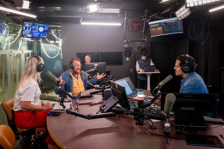 Radio Aftonbladet i praktiken. Linda Hjertén och Alex Letic med utrikesreportern Johan-Mathias Sommarström i studion – programledare och Aftonbladets journalistik sida vid sida i direktsändning. Foto: Björn Lindahl / Aftonbladet