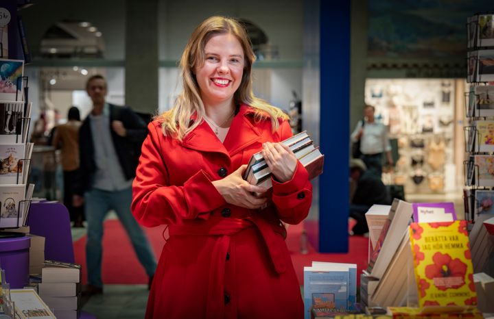 Ida Ölmedal, kulturchef på Svenska Dagbladet, med några av författarskapen i SvD Kulturs stora litteratursatsning ”Sveriges bästa författare”. 101 författare, kritiker, forskare och litteraturkännare har röstat fram Sveriges 20 främsta nu levande författare. Foto: Staffan Löwstedt / SvD