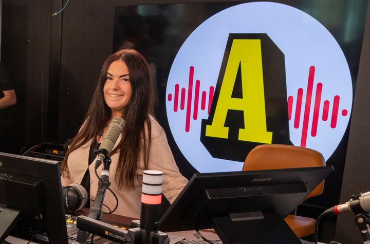 Martina Thun tar plats bakom mikrofonen även på helgerna. Från den 17 oktober leder hon Radio Aftonbladets direktsända eftermiddagsprogram på lördagar och söndagar. Foto: Björn Lindahl / Aftonbladet