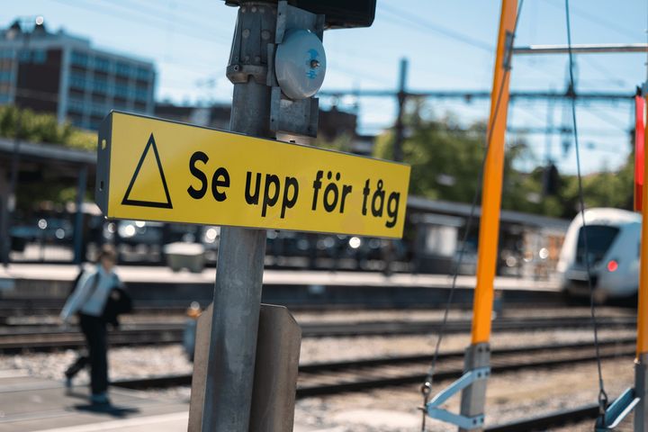 Varje dag stoppas eller sänks hastigheten för upp till 80 tåg i Sverige på grund av spårspring, obehöriga personer i spårområdet.