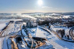 Drönarfoto över kraftvärmeverk i vintermiljö.