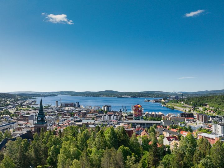 Sommarbild över centrala Örnsköldsvik.