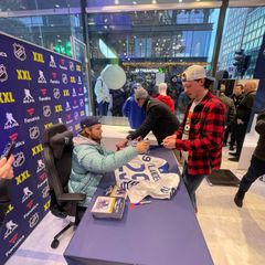 Svenska NHL-stjärnan William Nylander besöker XXL på Hamngatan i Stockholm