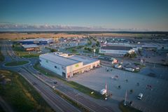 Flygbild av ett köpcentrum med flera stora butiker, inklusive XXL-varuhuset i Uppsala.