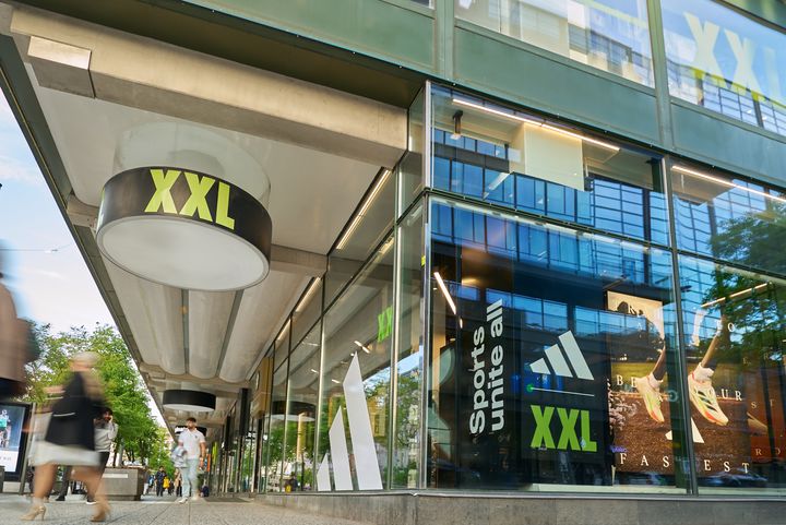 Butiksfasad av XXL med tydligt varumärke och skyltfönster.