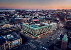 Flygfoto över Helsingfors Citycenter med en Sports Direct-logga på en byggnad.