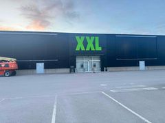 Bild av en ny XXL-butik med stora gröna bokstäver på fasaden.