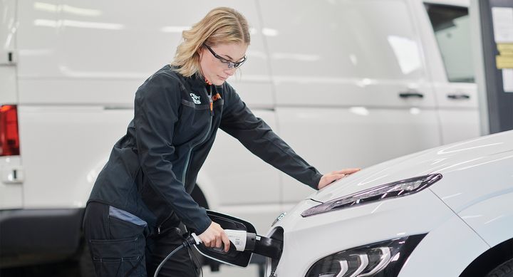 Underhållsfria elbilar är en myt från marknader med varma klimat och jämna vägar – som i Kalifornien. I Sverige och andra nordiska länder kan det bli dyrt i långa loppet att hoppa över service av elbilen.