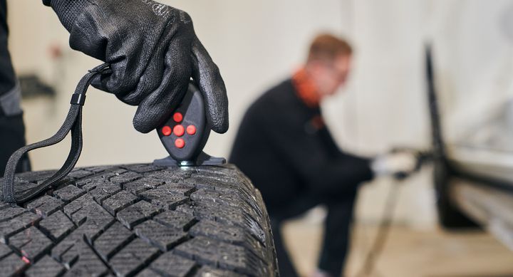 Var tredje svensk vet inte vilket mönsterdjup som krävs för att köra lagligt. Vinterdäckens mönsterdjup är viktigt för säkerheten – med för litet mönsterdjup blir bilen svårare att manövrera och bromssträckorna blir längre.