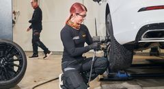 Dags för vinterdäck. Lagen kräver ett mönsterdjup på minst 3 millimeter, men var tredje svensk tror att 1,6 är tillräckligt, enligt Vianors undersökning.