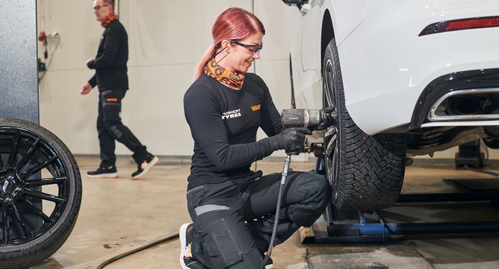 Lagkrav på vinterdäck gäller 1 december-31 mars vid vinterväglag. ”Dubbdäck rekommenderas för förare som vill ha maximalt grepp på is och halt väglag, särskilt vid körning på vägar som inte alltid plogas eller sandas”, säger Tomas Jansson, Vianors produktchef.