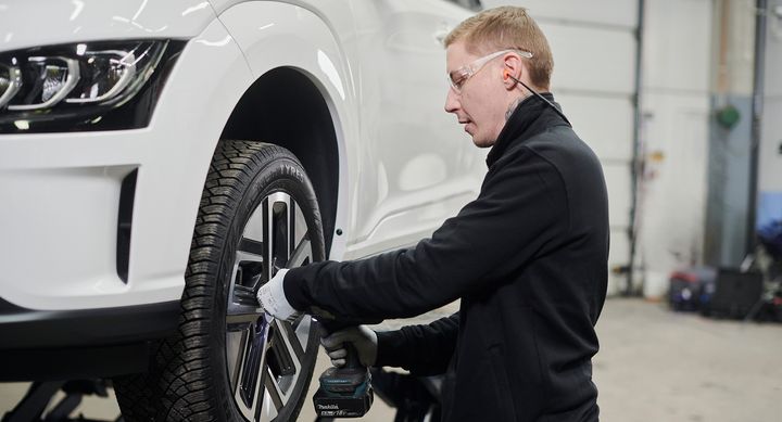 Tydlig trend. Sex av tio el- och hybridbilsägare väljer att byta däcken på verkstad, för att garantera säkra däck.