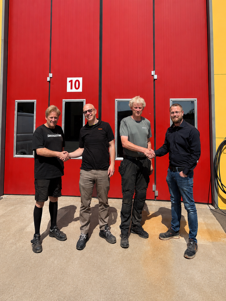 Vianor växer och etablerar sig i Linköping. Från vänster: Per Andersson, delägare Däck-Vulkis, Fredrik Kellström, vd Vianor, Joakim Andersson, delägare Däck-Vulkis, William Warselius, regionchef Vianor.