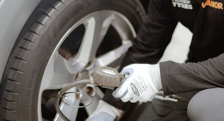 Byta till sommardäck räcker inte – den nordiska vintern sliter på bilen. Vianors expert listar viktiga åtgärder inför sommarens bilresor.