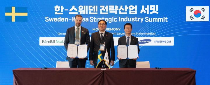 En signeringsceremoni för samarbetsavtalet mellan den sydkoreanska byggjätten Samsung C&T och det svenska energiföretaget Kärnfull Next, i samband med South Korea-Sweden industry Summit i Seoul den 5 december 2024. På bilden syns Kärnfull Nexts VD Christian Sjölander (vänster), Sydkoreas handelsminister Cheong In-kyo (mitten) och Samsung C&T:s VD Oh Se-chul.