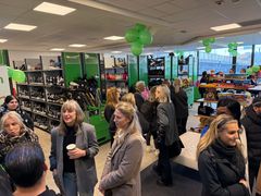 Bild på människor som minglar vid invigningen av Fritidsbanken Skärholmen, oktober 2024.