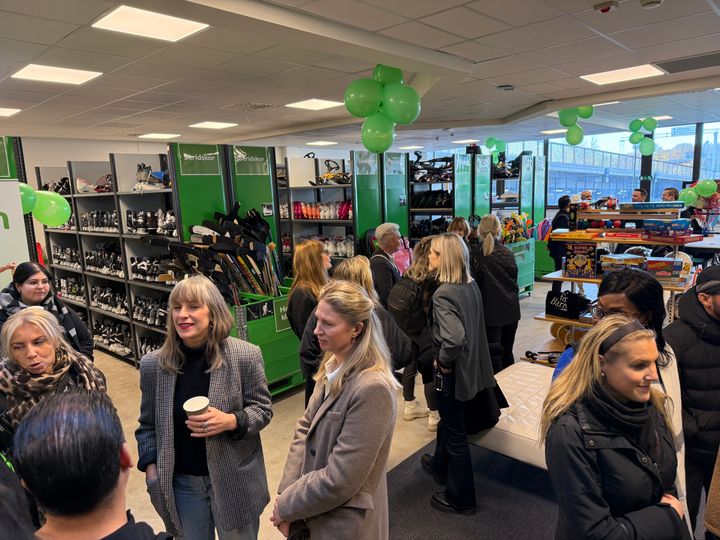 Bild på människor som minglar vid invigningen av Fritidsbanken Skärholmen, oktober 2024.