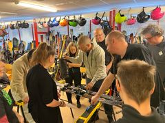 Några anställda från landets fritidsbanker som får en utbildning i att ställa in skidbindningar.