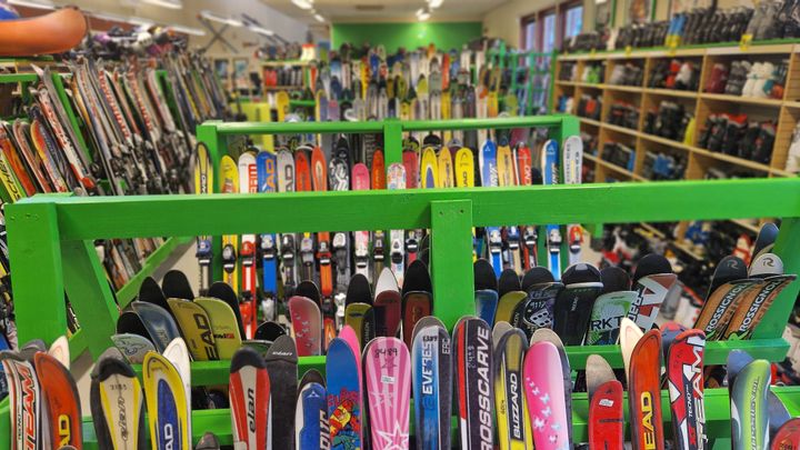 På bilden ser man skidor och pjäxor uppradade på Fritidsbanken.