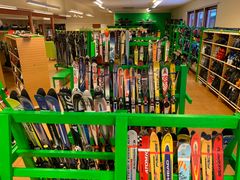 Bild av ett rum fullt med sportutrustning på Fritidsbanken, inklusive skidor, hjälmar och annan friluftsutrustning.