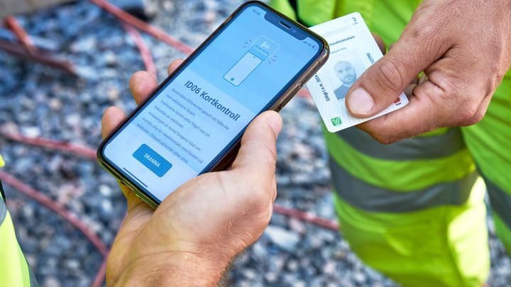 ALM6827R 1 Ett ID06-kort kontrolleras med en app.