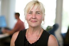 Porträttbild av blond kvinna, klädd i svart topp