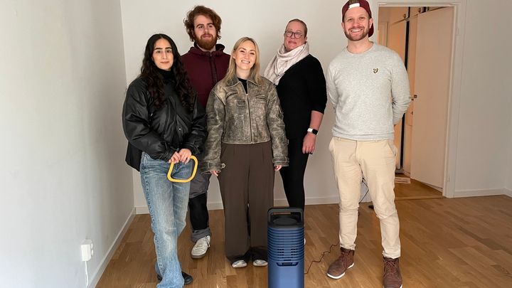 En grupp människor i en tom lägenhet