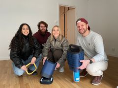 En grupp unga människor i en tom lägenhet.