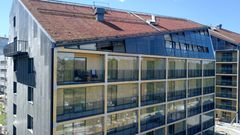 Ett modernt flerfamiljshus med solpaneler på taket i Norra Djurgårdsstaden, Stockholm.