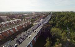 Alt text: Flygfoto över solcellsanläggning på flera tak i Bagarmossen.