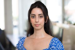 Porträttbild av mörkhårig kvinna