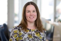 Porträtt av mörkhårig kvinna