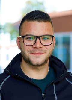 Porträttbild på leende man