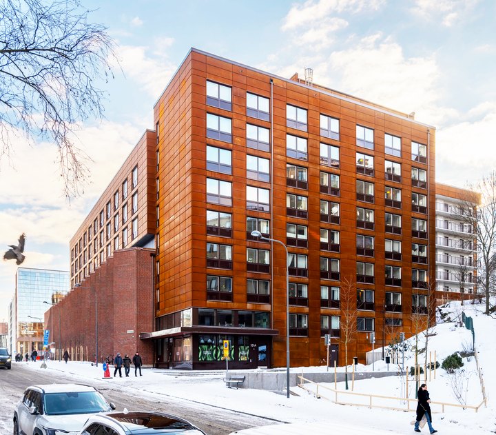 Nya och renoverade student- och ungdomslägenheter med både gammal och modern arkitektur och flera våningar i en snöig miljö.
