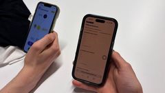 Två händer håller i mobilelefoner