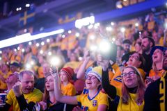 Svenska fans på läktaren under Sveriges match mot Island i huvudrundan i Malmö Arena