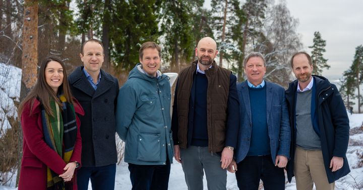 Ledningen på Hydro Rein och IOWN Energy vid avtalsundertecknande i Oslo (Foto: Herman Skjølsvik/Hydro)