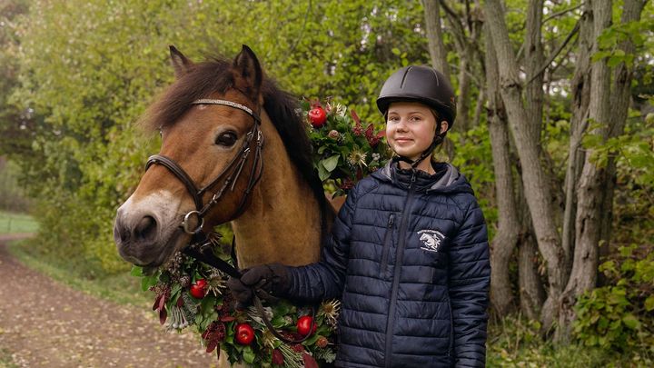 Fonny från Bulycke Ryttarförening är Årets Ridskolehäst och Isabella Josefssons bästa kompis. Priset delas ut i samarbete med Stora Enso.