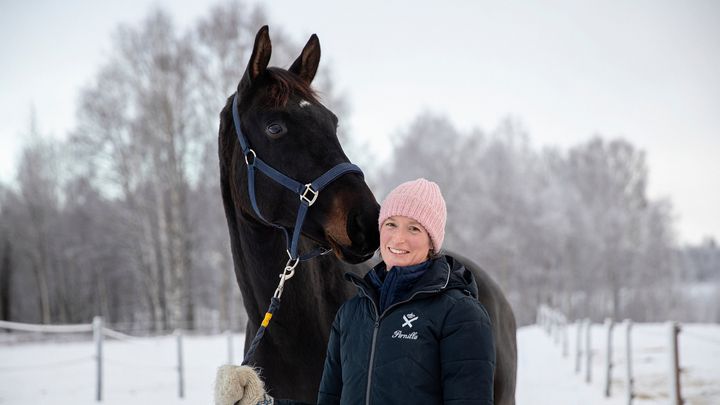 –Det är viktigt att vi tar hänsyn till hästarnas naturliga beteende och behov, då blir de också bättre i ridskolejobbet, säger Pernilla Eriksson, säger Pernilla Eriksson, Årets ridlärare 2023,.