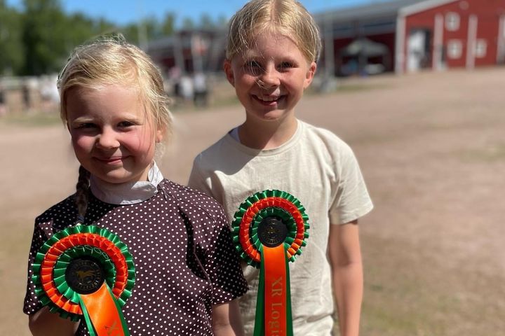 Felicia och Alma, lyckliga tjejer som har tränat på att tävla hos Årets ridskola Tibro RF.