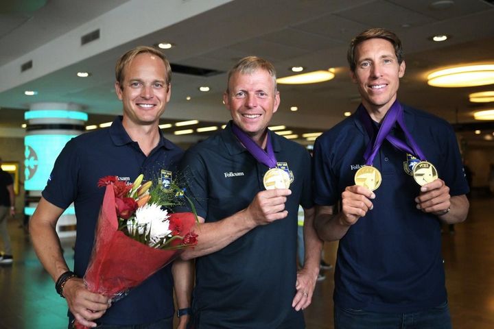 Henrik Ankarcrona, Jens Fredricson och Henrik von Eckermann efter VM-guldet 2022. Nu är de på väg mot ännu ett mästerskap.