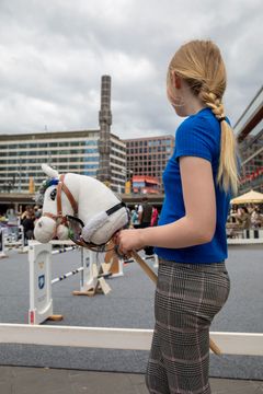 Käpphästhoppet Sergels torg gjorde succé förra året. En stallbacke och pysselverkstad för alla mitt i huvudstan. Den 10 juni 12-15 hoppar käpphästarna in på Sergels Torg igen mellan 12-15.