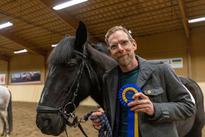Svenska Ridsportförbundet träffar Jakob Forssmed på Nyby Torshälla Ridklubb. Fotograf Roland Thunholm.