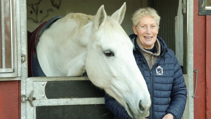 Silva är Anette Liljegrens egen hjärthäst, en trygg familjehäst som kan bland annat dressyr, Working Equitation – och spela fotboll.
